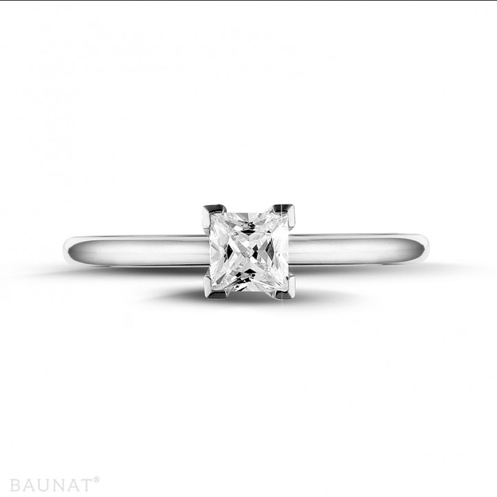 Anello solitario da 0,50 carati in oro bianco con diamante princess