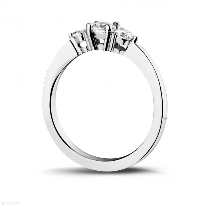 Anello trilogy da 0,45 carati in oro bianco con diamanti rotondi