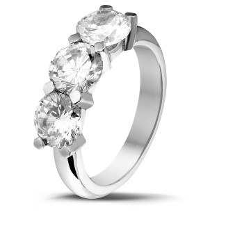 Anello trilogy da 3,00 carati in oro bianco con diamanti rotondi