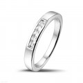 Anello eternity in oro bianco con diamanti princess da 0,30 carati