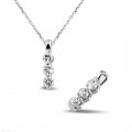 Pendente trilogy con diamanti da 0,50 carati in oro bianco