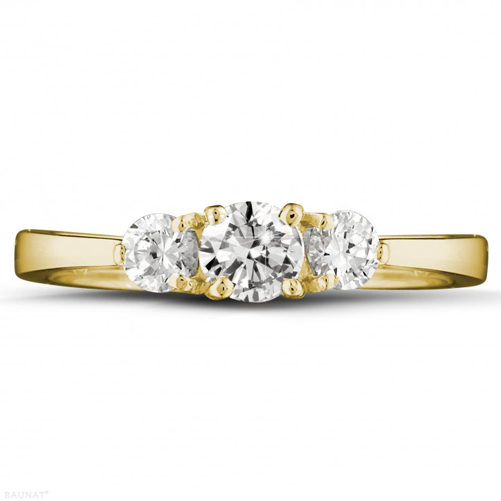 Anello trilogy da 0,67 carati in oro giallo con diamanti rotondi