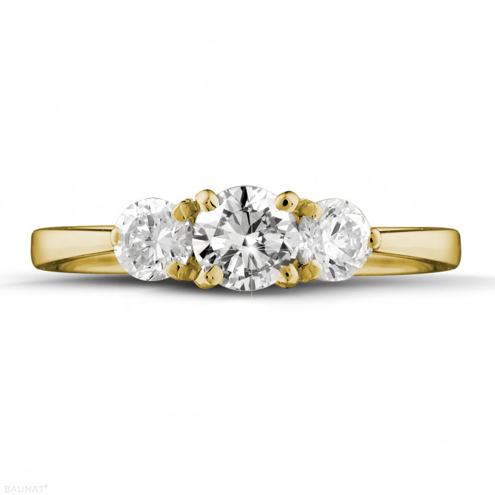 Anello trilogy da 0,95 carati in oro giallo con diamanti rotondi