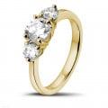 Anello trilogy da 1,50 carati in oro giallo con diamanti rotondi