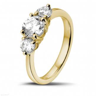 Anello trilogy da 1,50 carati in oro giallo con diamanti rotondi