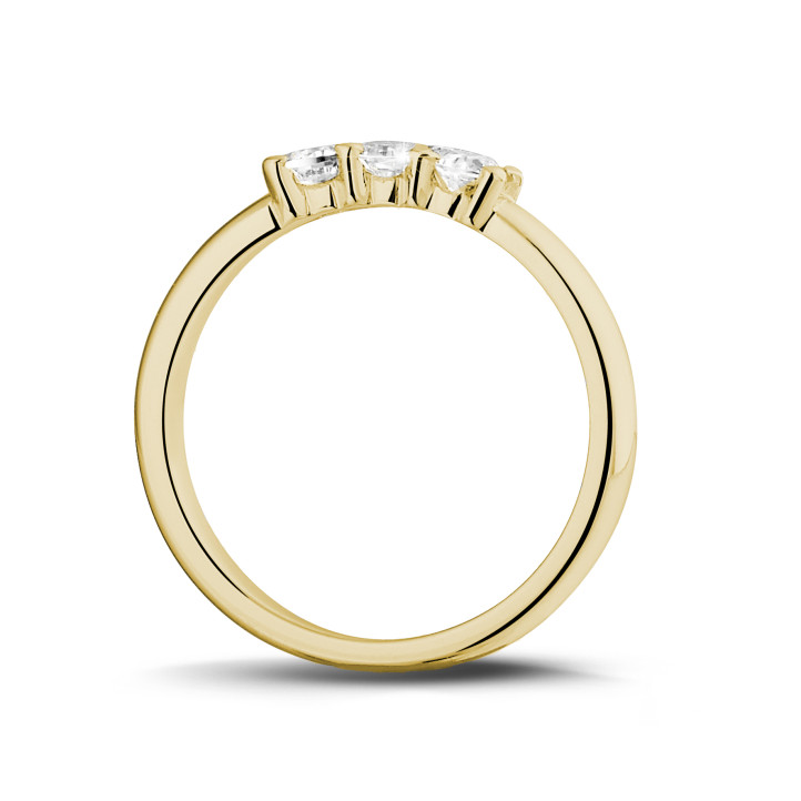 Anello trilogy da 0,35 carati in oro giallo con diamanti rotondi