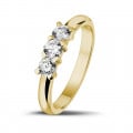 Anello trilogy da 0,50 carati in oro giallo con diamanti rotondi