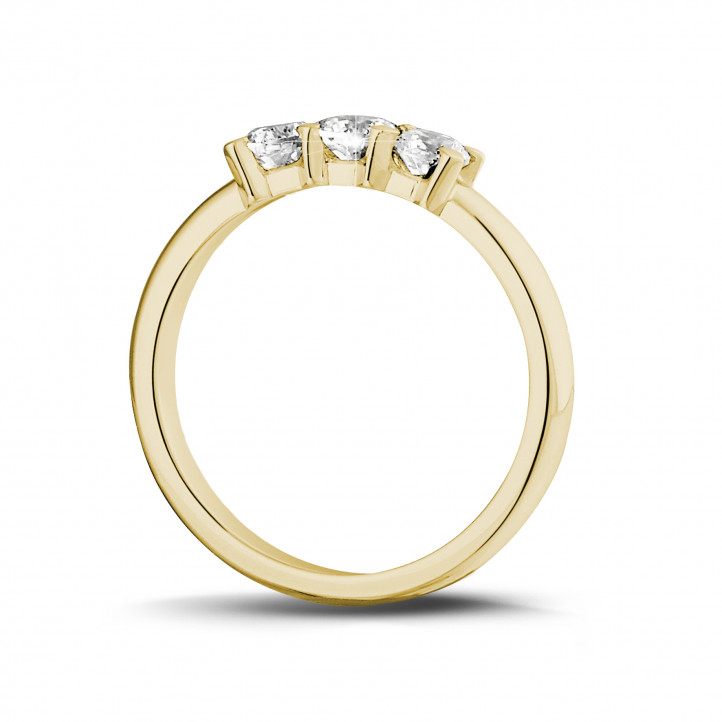 Anello trilogy da 0,50 carati in oro giallo con diamanti rotondi