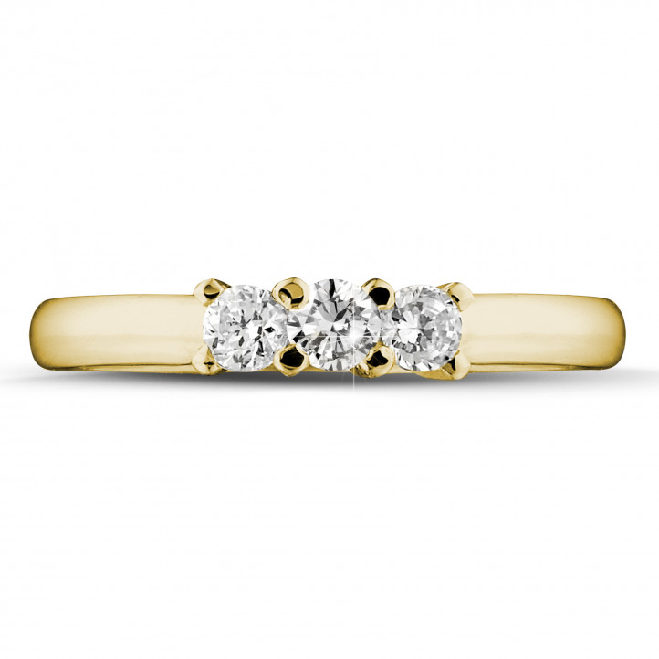 Anello trilogy da 0,50 carati in oro giallo con diamanti rotondi