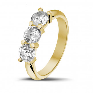 Anello trilogy da 1,50 carati in oro giallo con diamanti rotondi