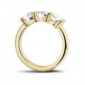 Anello trilogy da 1,50 carati in oro giallo con diamanti rotondi