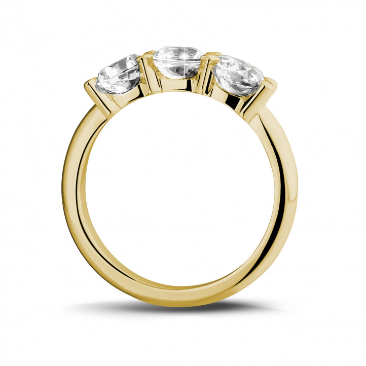 Anello trilogy da 2,05 carati in oro giallo con diamanti rotondi