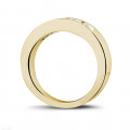 Anello eternity in oro giallo con diamanti princess da 1,35 carati