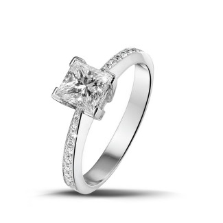 Anello solitario da 1,00 carati in platino con diamante princess e diamanti laterali