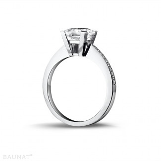 Anello solitario da 2,00 carati in platino con diamante princess e diamanti laterali