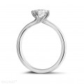 Anello solitario da 0,70 carati in oro bianco con diamante princess
