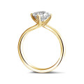 Anello solitario da 1,00 carati in oro giallo con diamante princess