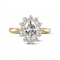 Anello entourage da 1,85 carati in oro giallo con diamante ovale