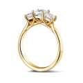Anello trilogy da 1,05 carati in oro giallo con diamanti princess