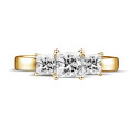 Anello trilogy da 1,05 carati in oro giallo con diamanti princess