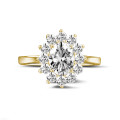 Anello entourage da 1,85 carati in oro giallo con diamante ovale