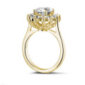 Anello entourage da 2,85 carati in oro giallo con diamante ovale