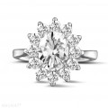 Anello entourage da 2,85 carati in platino con diamante ovale