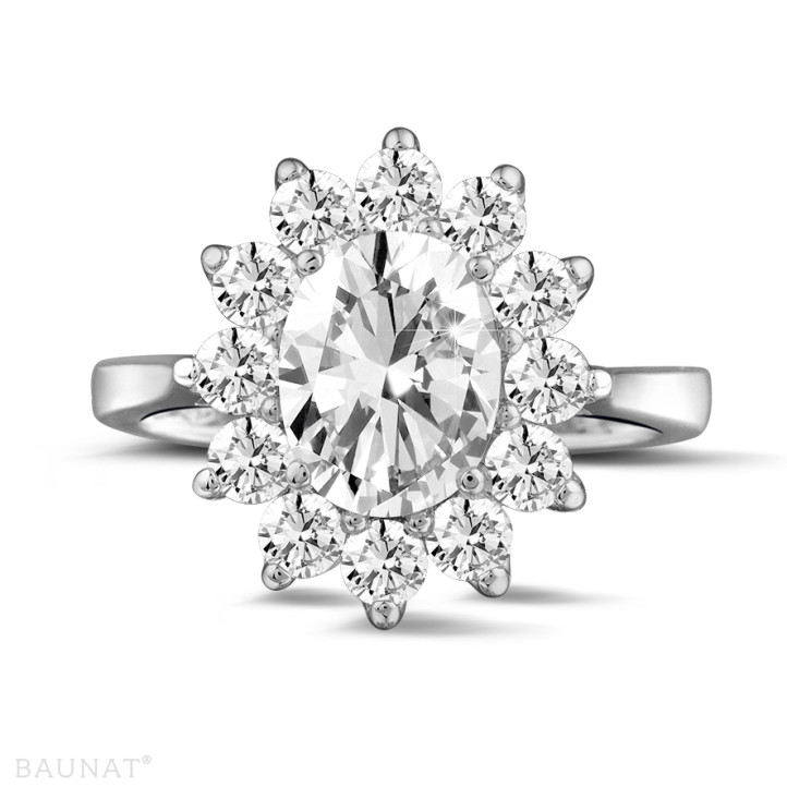 Anello entourage da 2,85 carati in platino con diamante ovale