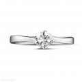 Anello solitario con diamante da 0,50 carati in platino