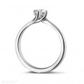 Anello solitario con diamante da 0,50 carati in platino