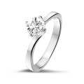 Anello solitario con diamante da 0,70 carati in platino