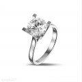 Anello solitario con diamante da 2,50 carati in platino