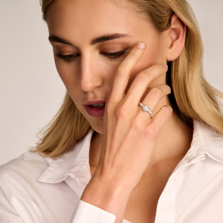 0.70캐럿 솔리테어 링(하프 세팅), 레드 골드, 사이드 다이아몬드 세팅