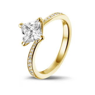 3.00캐럿 솔리테어 링, 옐로우 골드, 프린세스 다이아몬드와 사이드 다이아몬드 세팅