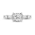 1.프린세스 다이아몬드와 테이퍼드 바게트가 세팅된 플래티넘 00캐럿 트릴로지 링