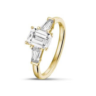 솔리테어 링 - 1.00캐럿 트릴로지 링, 옐로우 골드, 에메랄드 컷 다이아몬드와 테이퍼드 바게트 세팅