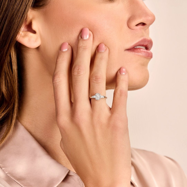 1.타원형 다이아몬드와 테이퍼드 바게트가 세팅된 레드 골드 00캐럿 트릴로지 링