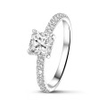 0.70캐럿 솔리테어 링, 화이트 골드, 프린세스 다이아몬드와 히든 헤일로 세팅