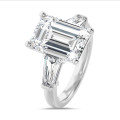에메랄드 컷 다이아몬드와 테이퍼드 바게트가 세팅된 맞춤형 트릴로지 링