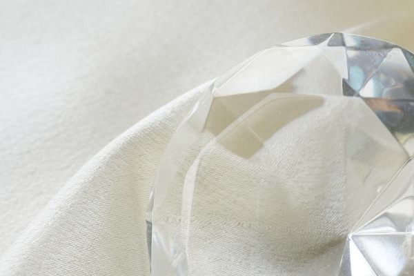 화이트 패브릭 위에 놓인 화이트 브릴리언트 컷 다이아몬드