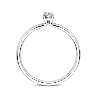 화이트 골드 소재의 오벌 컷 다이아몬드가 세팅된 0.15캐럿 솔리테어 링