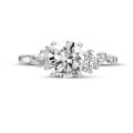 1.50캐럿 솔리테어 클러스터 링. 화이트 골드. 라운드 다이아몬드 세팅