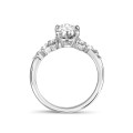 0.70캐럿 솔리테어 클러스터 링. 화이트 골드. 오벌 다이아몬드 세팅