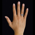 타원형 사파이어와 라운드 다이아몬드가 세팅된 레드 골드 엔투라지 링