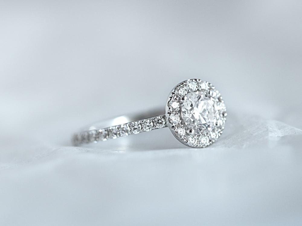 Diamond ring by BAUNAT with different sizes diamond for you to buy