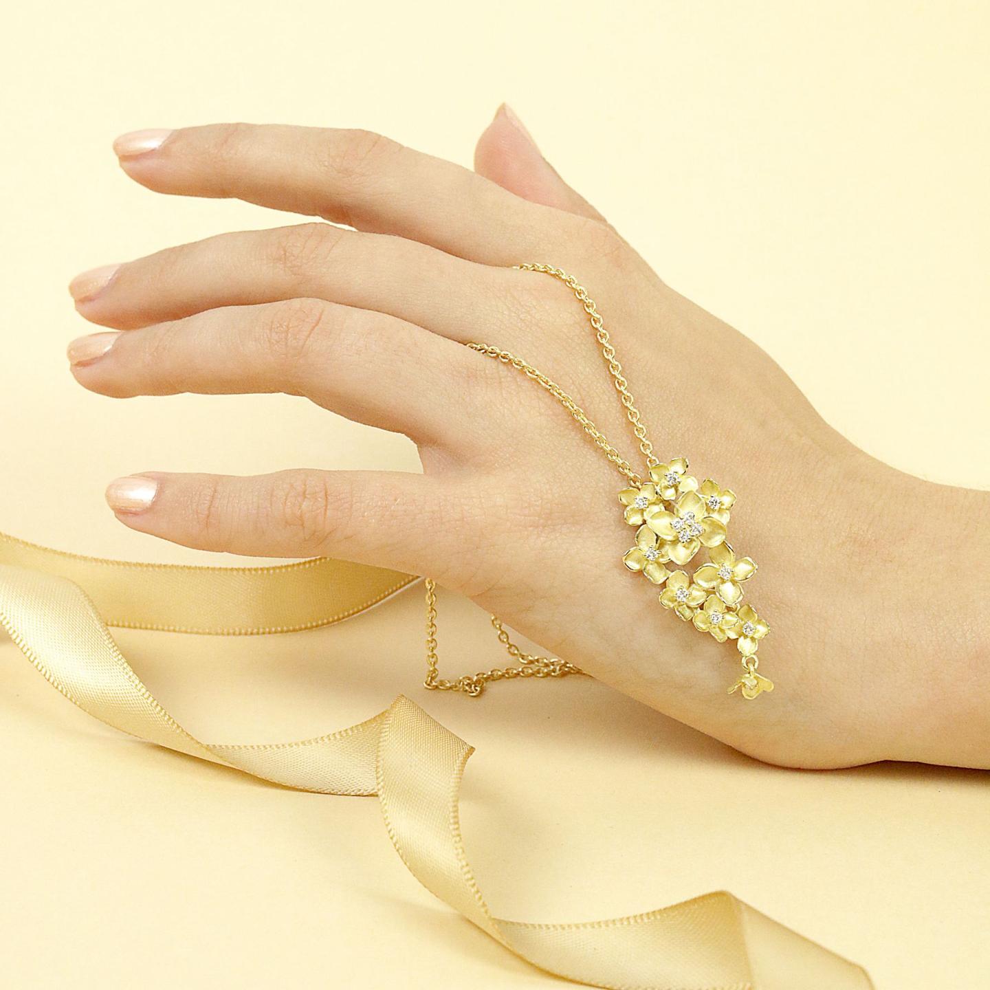 Een ketting met pendant uit onze Flower collectie. - BAUNAT