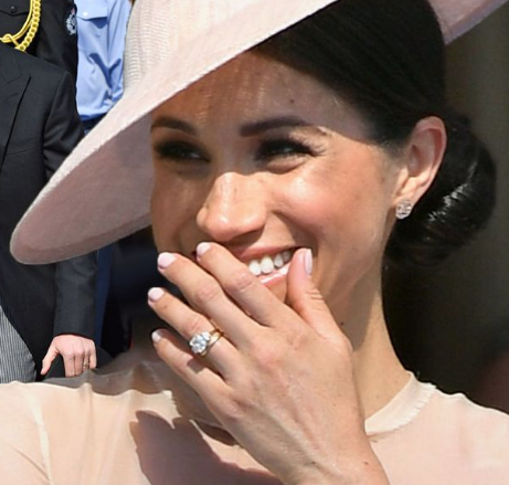 Meghan Markle sporting a diamond trology ring just like the ones by BAUNAT