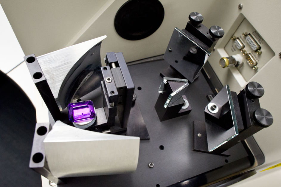 With this infrared spectrometer you can discover, among other things, whether a coloured gemstone has been treated- BAUNAT.