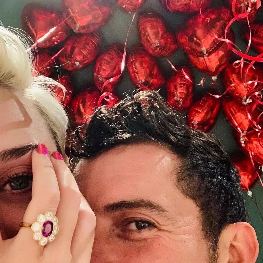 水果姐Katy Perry和精灵王子的绝美订婚钻戒