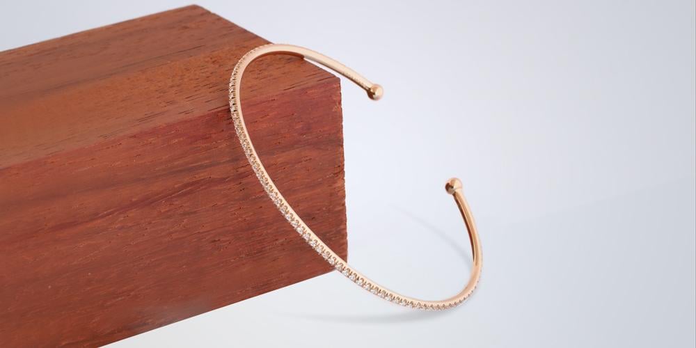 Een voorbeeld van een mooie fijne armband uit onze collectie in rood goud. - BAUNAT